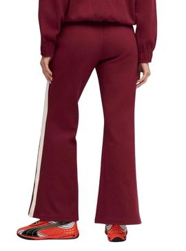 Calça esportiva Puma acampanada granate T7 para mulher.