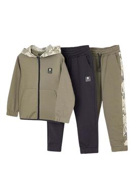 Conjunto de moletom Mayoral com 2 calças estampadas verde para meninos.