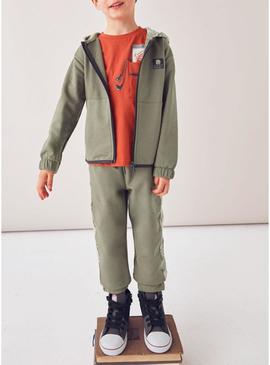 Conjunto de moletom Mayoral com 2 calças estampadas verde para meninos.