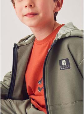 Conjunto de moletom Mayoral com 2 calças estampadas verde para meninos.