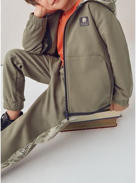 Conjunto de moletom Mayoral com 2 calças estampadas verde para meninos.