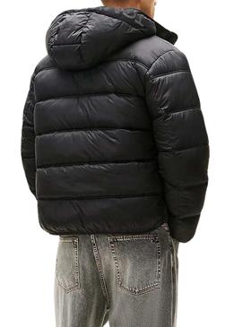 Jaqueta Tommy Jeans com capuz e logo preto para homem.