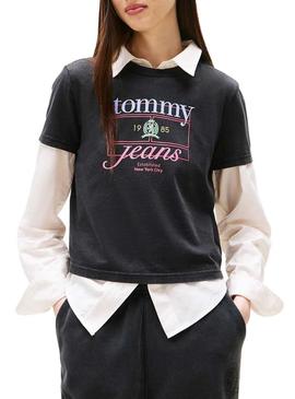 Camiseta Tommy Jeans Crest Flag preta para mulher.