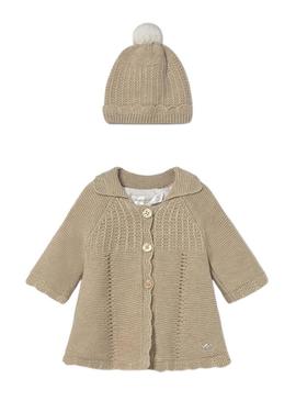 Casaco e gorro Mayoral tricotado em tom de tostado para bebê.