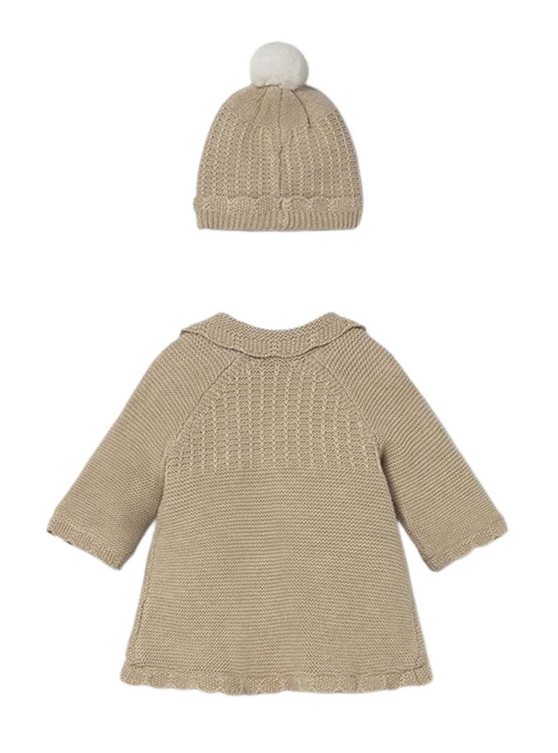 Casaco e gorro Mayoral tricotado em tom de tostado para bebê.