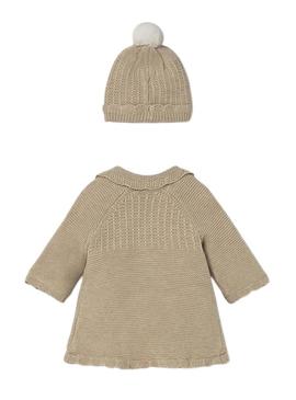 Casaco e gorro Mayoral tricotado em tom de tostado para bebê.