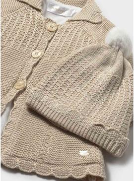 Casaco e gorro Mayoral tricotado em tom de tostado para bebê.