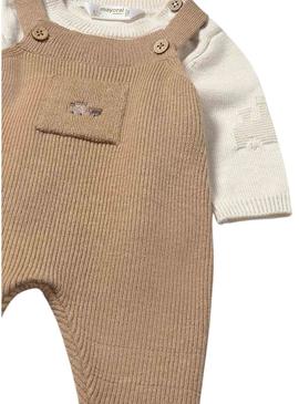 Conjunto Mayoral jardineira marrom para recém-nascido.