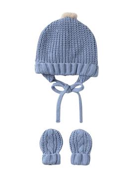 Conjunto Mayoral touca e luvas azuis para bebê.
