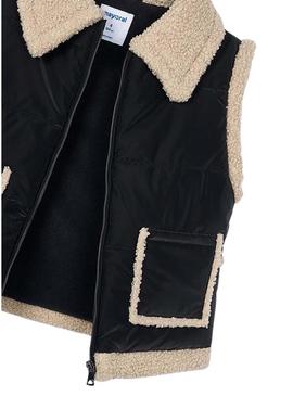 Colete Mayoral com contrastes em pele de carneiro preta para menina.