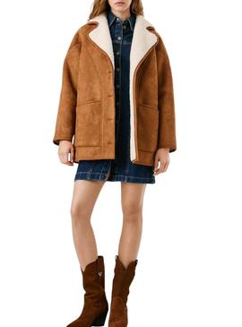 Casaco Pepe Jeans Teresa camel com forro de borrego para mulher.