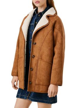Casaco Pepe Jeans Teresa camel com forro de borrego para mulher.