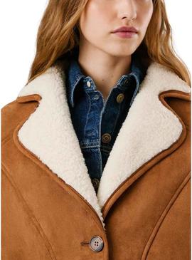 Casaco Pepe Jeans Teresa camel com forro de borrego para mulher.