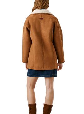 Casaco Pepe Jeans Teresa camel com forro de borrego para mulher.