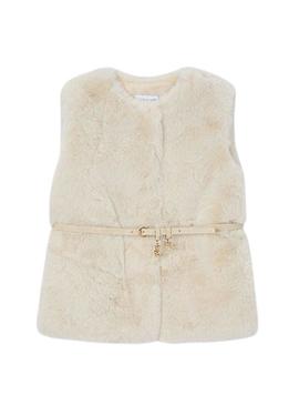Colete Mayoral de pelo com cinto bege para menina.
