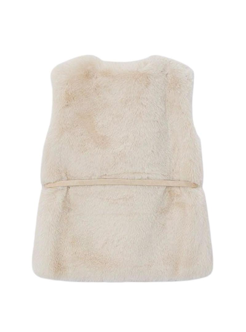 Colete Mayoral de pelo com cinto bege para menina.