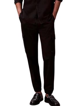 Calça cargo Calvin Klein Jeans preta para homem.