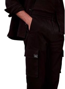 Calça cargo Calvin Klein Jeans preta para homem.