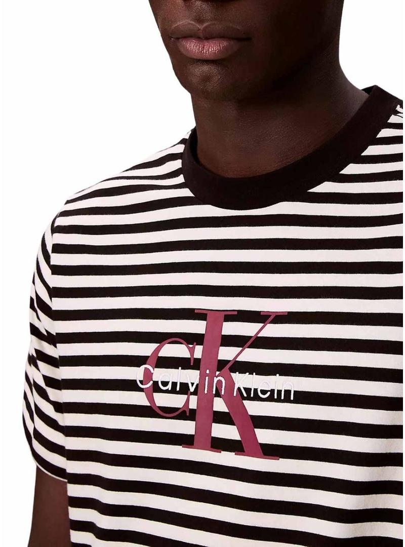 Camiseta Calvin Klein Monólogo listrado preto estampado para homem.