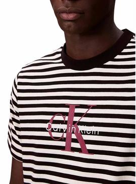 Camiseta Calvin Klein Monólogo listrado preto estampado para homem.