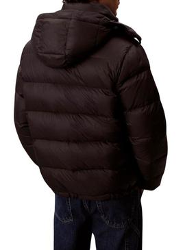 Jaqueta de penas Calvin Klein com capuz preto para homem.