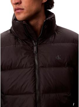 Jaqueta de penas Calvin Klein com capuz preto para homem.