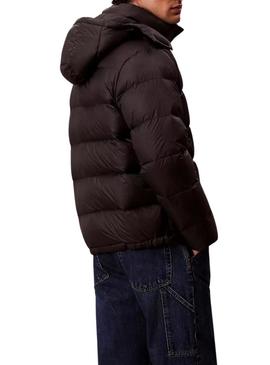 Jaqueta de penas Calvin Klein com capuz preto para homem.