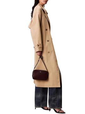 Bolsa Calvin Klein Monograma bordô para mulher.