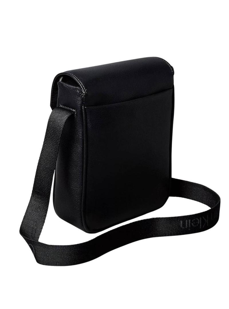 Bolsa Calvin Klein Reporter Cargo com aba preta para homem