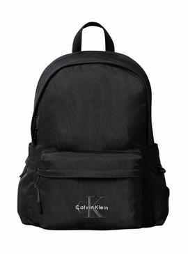Mochila Calvin Klein monograma preta de nylon para homem.