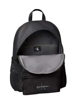 Mochila Calvin Klein monograma preta de nylon para homem.