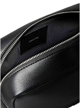 Necessaire Calvin Klein Cargo preta para homem.