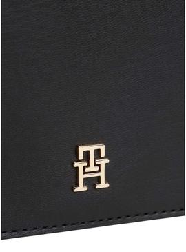 Carteira Tommy Hilfiger Icon com aba e alça preta para mulher.
