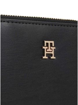 Carteira Tommy Hilfiger Icon preta com aba para mulher.