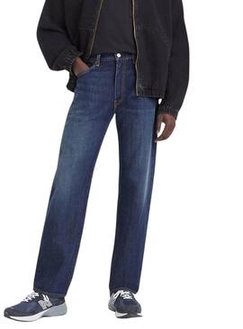 Calça jeans Levis 555 Relaxed Straight azul para homem.