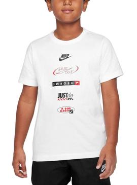 Camiseta Nike Sportswear branca para criança.