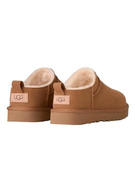 Botas UGG Clássicas Micro em camelo para mulheres.