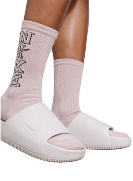 Chinelos Nike Calm bege para mulher.
