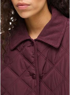 Casaco acolchoado Vila. Modelo Viquila bordô para mulher.
