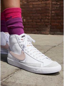 Tênis Nike Blazer Mid 77 branco e rosa para mulher