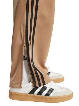 Calça Adidas Firebird caramelo para homem.