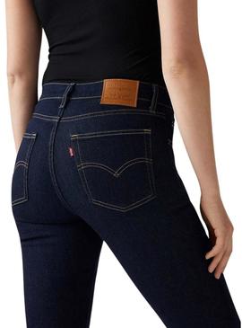 Calça jeans Levis 724 denim escuro para mulher.