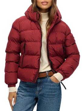 Casaco Superdry Hooded Sports Puffer acolchoado granate para mulher.