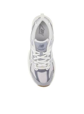 Tênis New Balance 530 roxo para menina.