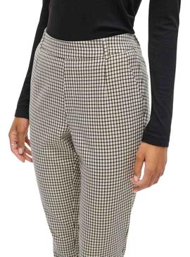 Calças xadrez femininas da marca Vila Vivarone.