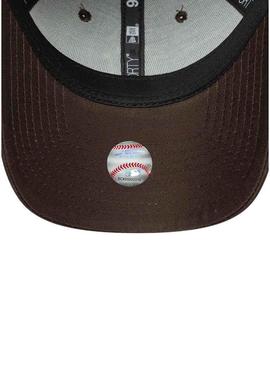 Boné New Era Essential Midi 9FORTY marrom para mulher.