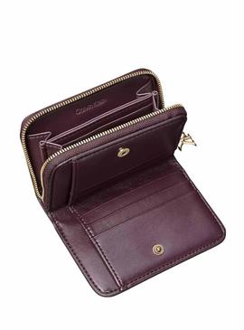 Carteira Calvin Klein média com aba granate para mulher.