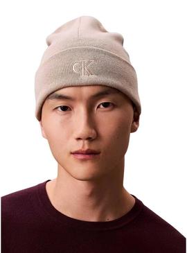 Gorro Calvin Klein logo CK bege para homem.