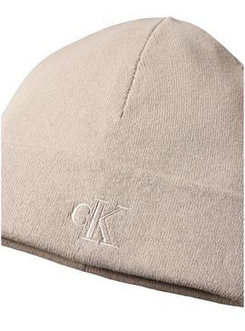 Gorro Calvin Klein logo CK bege para homem.