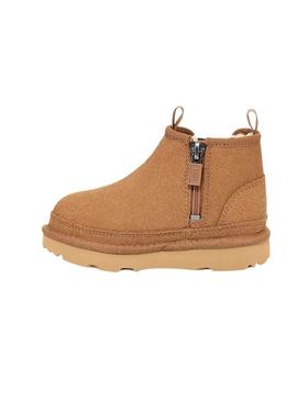 Botas UGG Neumel em camelo para criança.